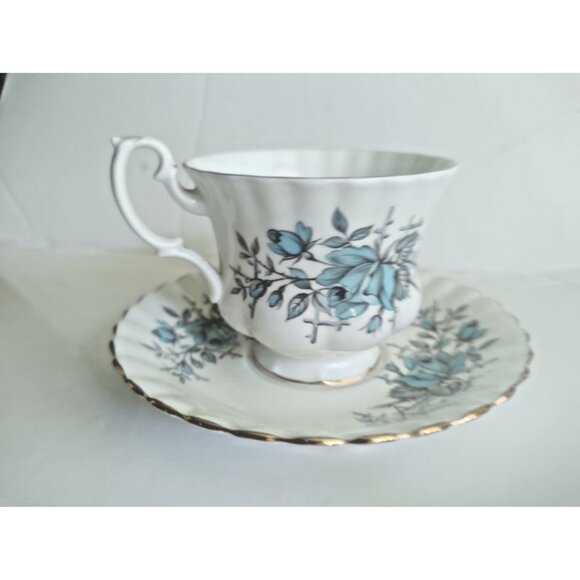 Vintage ROYAL ALBERT BLUE ROSE TRELLIS Tea Cup & Saucer Set - Picture 12 of 12